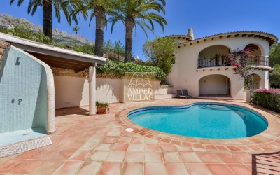 Preciosa villa en un entorno verde y tranquilo.