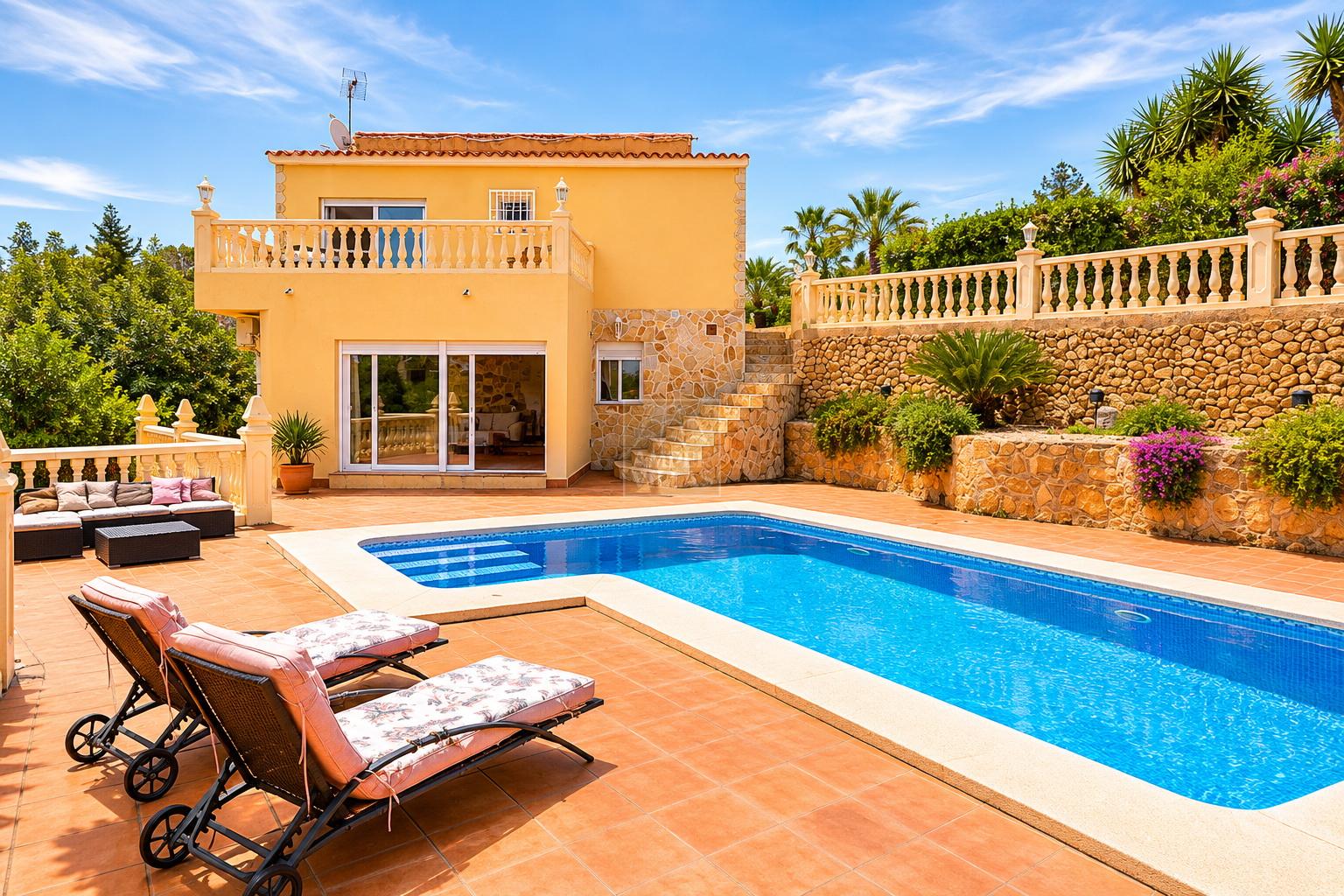 Bonita villa con preciosas terrazas y piscina en La Nucia.