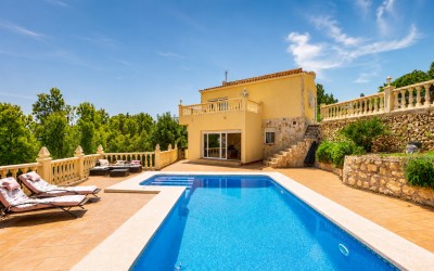 Bonita villa con preciosas terrazas y piscina en La Nucia.