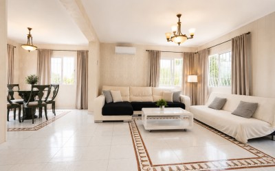 Bonita villa con preciosas terrazas y piscina en La Nucia.