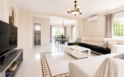 Bonita villa con preciosas terrazas y piscina en La Nucia.