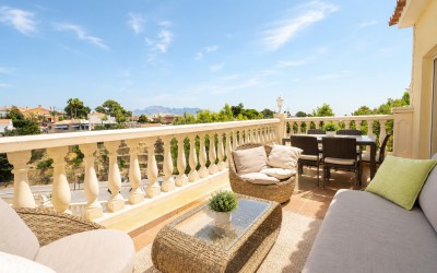 Bonita villa con preciosas terrazas y piscina en La Nucia.