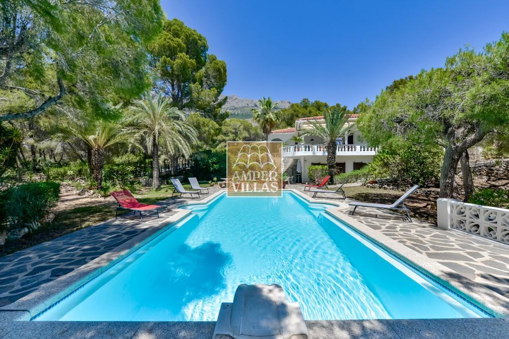 Villa exclusiva en Altea con privacidad absoluta en un entorno natural.