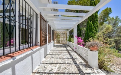 Villa exclusiva en Altea con privacidad absoluta en un entorno natural.