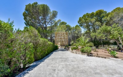 Villa exclusiva en Altea con privacidad absoluta en un entorno natural.