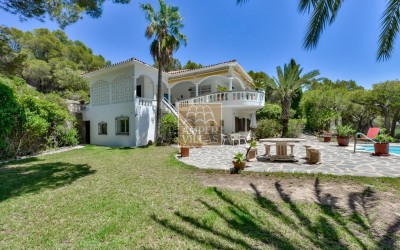 Villa exclusiva en Altea con privacidad absoluta en un entorno natural.