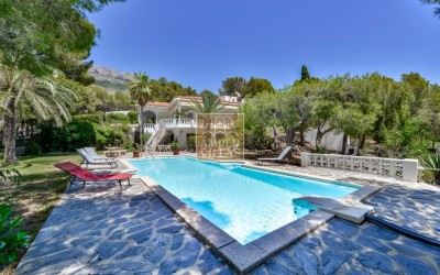 Villa exclusiva en Altea con privacidad absoluta en un entorno natural.
