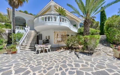 Villa exclusiva en Altea con privacidad absoluta en un entorno natural.