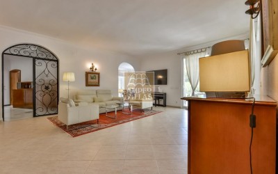 Villa exclusiva en Altea con privacidad absoluta en un entorno natural.