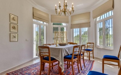 Villa exclusiva en Altea con privacidad absoluta en un entorno natural.