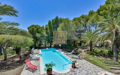 Villa exclusiva en Altea con privacidad absoluta en un entorno natural.