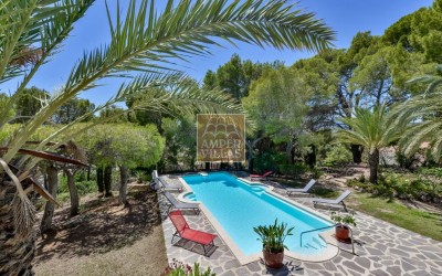 Villa exclusiva en Altea con privacidad absoluta en un entorno natural.