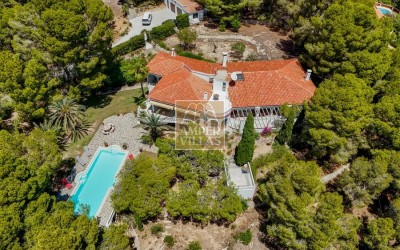 Villa exclusiva en Altea con privacidad absoluta en un entorno natural.