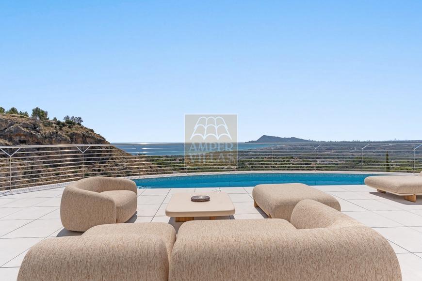 Villa Mediterránea Contemporánea con Vistas Panorámicas al Mar