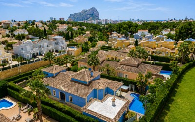 Elegante Villa de una Sola Planta con Piscina Privada
en Calpe