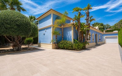 Elegante Villa de una Sola Planta con Piscina Privada
en Calpe