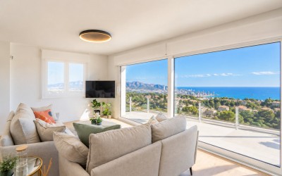 Adosado moderno de 4 dormitorios con vistas panorámicas al mar y a Benidorm en La Nucía