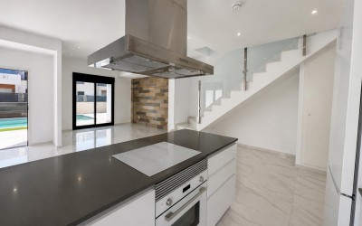 Villa moderna de 3 dormitorios con piscina privada en Polop