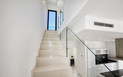 Villa moderna de 3 dormitorios con piscina privada en Polop