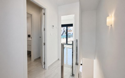 Villa moderna de 3 dormitorios con piscina privada en Polop