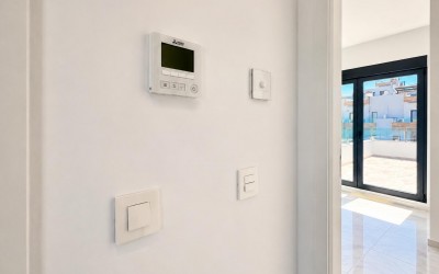 Villa moderna de 3 dormitorios con piscina privada en Polop