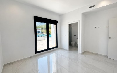 Villa moderna de 3 dormitorios con piscina privada en Polop