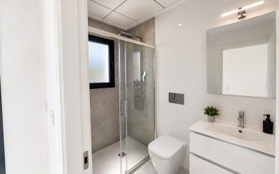 Villa moderna de 3 dormitorios con piscina privada en Polop