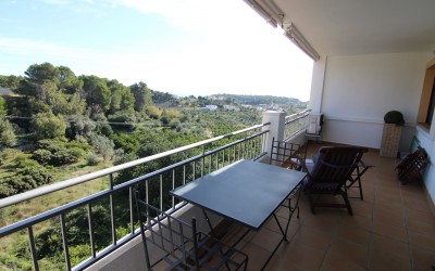 Moderno apartamento a la venta en el centro de Altea La Vieja, con bonitas vistas a la montaña y al mar.